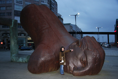 Marga consoles faceplant sculpture